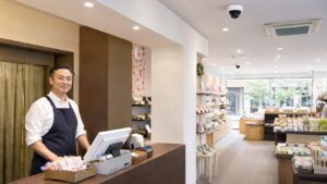 レジと売場を複数の防犯カメラで見守る明るい日本の店舗