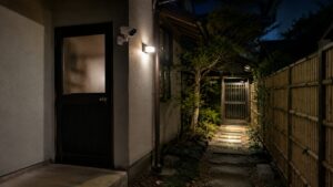 勝手口と庭の通路を夜間に見守る屋外防犯カメラ