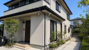 戸建ての玄関・駐車場・側面通路・庭側を4台の防犯カメラで守る設置例