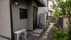 勝手口と裏手の通路を防犯カメラで見守る戸建て住宅の防犯対策