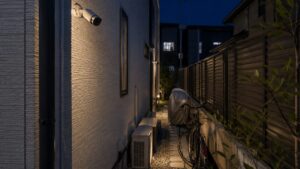 夜の側面通路を防犯カメラで監視し戸建ての死角を減らす設置イメージ