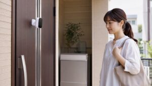 工事不要の防犯カメラを玄関ドアに設置した日本の住宅玄関