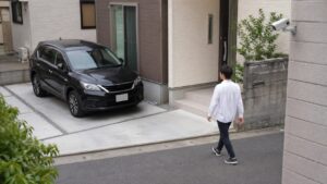 住宅駐車場で車全体と歩行者の動きを防犯カメラが確認できる設置距離の例
