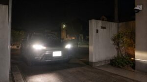 夜間のヘッドライト反射で車のナンバープレートが白飛びする防犯カメラ映像の例