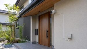 コンセント式屋外防犯カメラを玄関に設置した住宅のイメージ