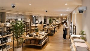 店内の死角を減らすため複数の防犯カメラを設置した店舗内