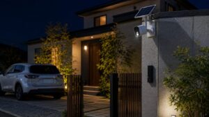 夜間に玄関と駐車場を見守る屋外用ソーラー防犯カメラ