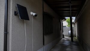 日陰の通路に設置されたソーラー防犯カメラと充電不足になりやすい環境